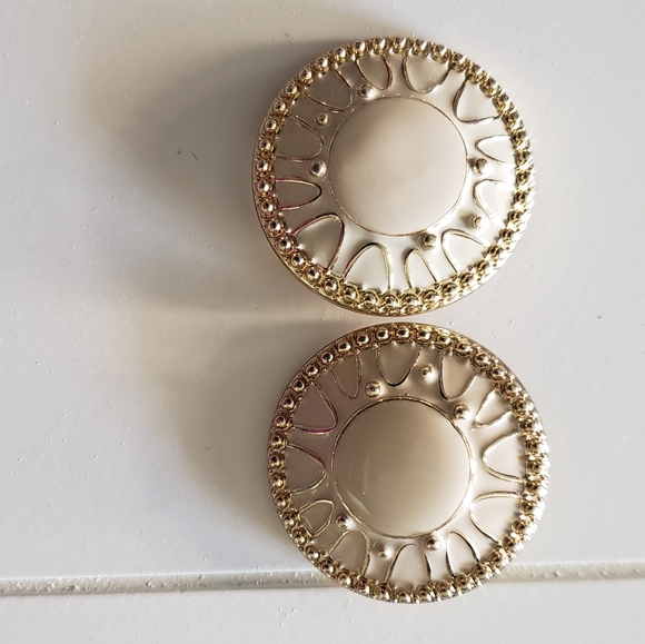 lindsay phillips Shoes - EUC Lindsay Phillips Intrchngbl Shoe Snaps.Ivory&Gold.Will go w/evrythng!Classy!